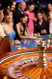 Antarmuka pikad4d Table Games menampilkan dealer langsung di studio dengan opsi taruhan blackjack dan tombol kontrol yang jelas